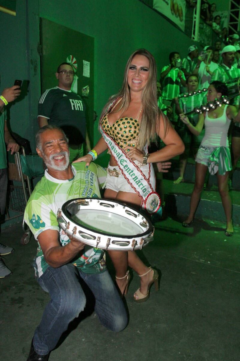 A Musa Carnaval Centenário Aline Simony também curtiu o ensaio 