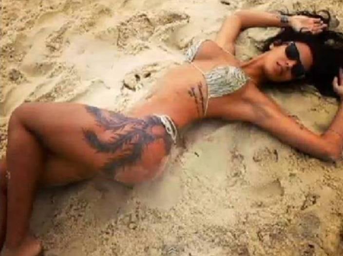 Lorena Bueri, madrinha de bateria da escola de samba Pérola Negra, tem um corpo maravilhoso, de tirar o fôlego, mas não foi muito feliz com a tatuagem escolhida. De certo ângulo, parece que a modelo tem algas desenhadas na coxa