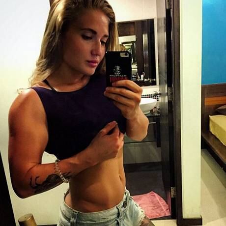 Na foto em frente ao espelho, ela exibiu o tanquinho malhado para os seguidores do Instagram