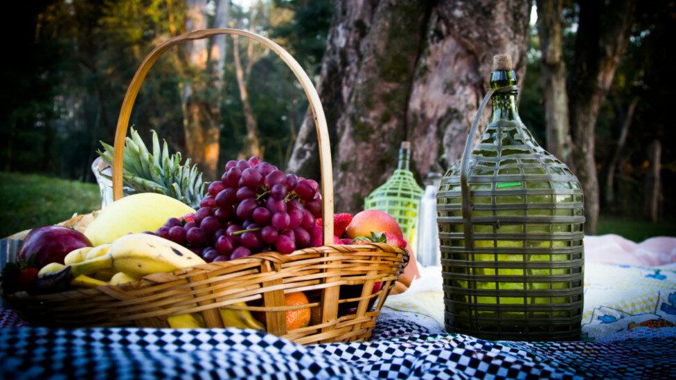 Uma segunda foto enviada pela leitora Shirlei Herrera traz uma cesta de frutas preparada para o café da manhã ao ar livre em uma fazenda, na cidade paulista de Piracicaba