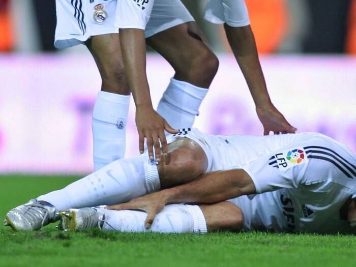 Dolorosas agulhadas certamente já foram responsáveis por gols e talvez até por conquistas de título ao longo das últimas décadas do futebol. Mas até quanto vale o sacrifício de anular a dor momentânea e poder carregar sequelas por toda a vida? O R7 ouviu especialistas em medicina esportiva e ex-jogadores consagrados que falaram dos perigos que as infiltrações em excesso podem causar à saúde dos atletas; confira

(Reportagem e texto: Luiz Felipe Castro)