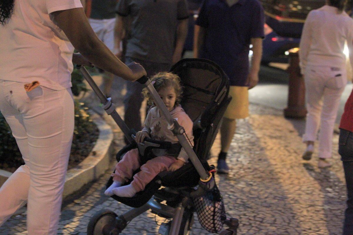 Lavínia Vlasak paseia com os filhos pelas ruas do Leblon, no Rio