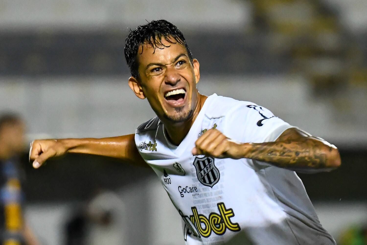 Lucca comemora gol pela Ponte Preta