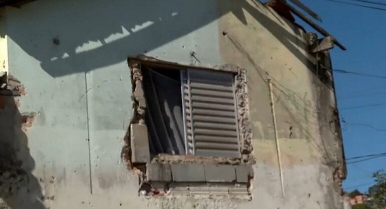 Depois do crime, Vitória vive trancada em casa e com medo.
Uma moto com dois homens passa em frente à casa dela e acelera. Quando
aparece na janela, eles retornam rapidamente e vão embora encarando a
mulher. Os dois utilizam capacetes, dificultando qualquer identificação