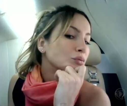 Claudia Leitte, que vive postando vídeos de dentro de sua aeronave, pagou cerca de R$ 5 milhões para desfrutar do privilégio

> Veja toda a programação da Record no R7 Play
