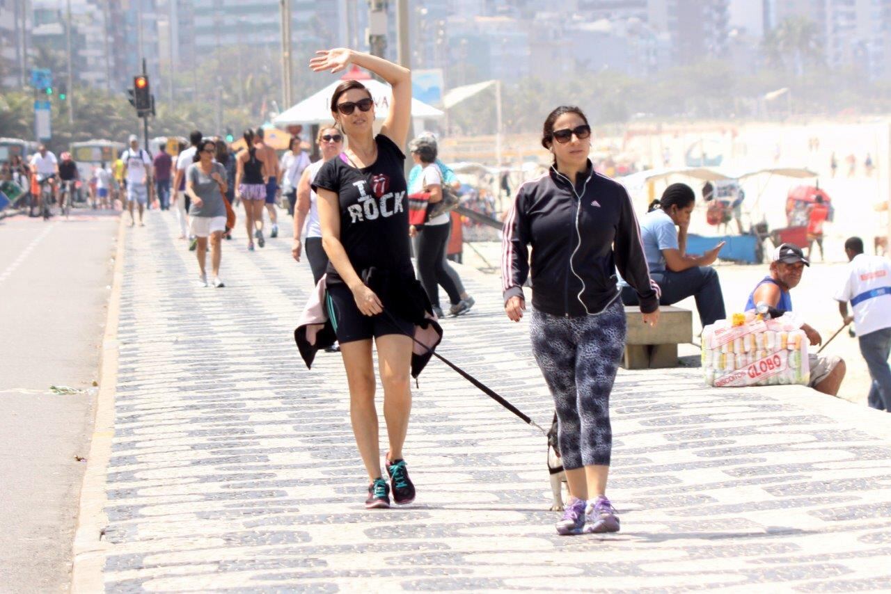 Maria Paula dá tchau para o paparazzo