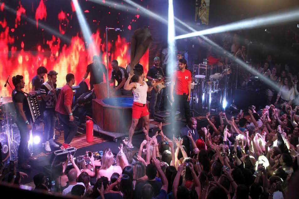 O cantor sertanejo fez uma espécie de strip-tease no palco