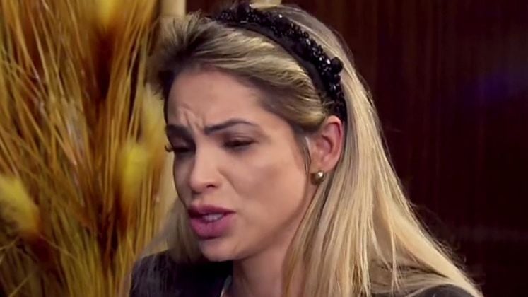 No Câmera Record do último domingo (18), Roberto Cabrini entrevistou com exclusividade a influenciadora digital Cássia Vialli, 14 dias depois que ela atropelou e matou o motociclista Jheykson Medeiros em Curitiba (PR). Na noite do acidente, a motorista estava voltando de um bar e entrou na contramão de uma rua. Segundo testemunhas, ela fugiu do local e apresentava sinais de embriaguez. Acompanhe