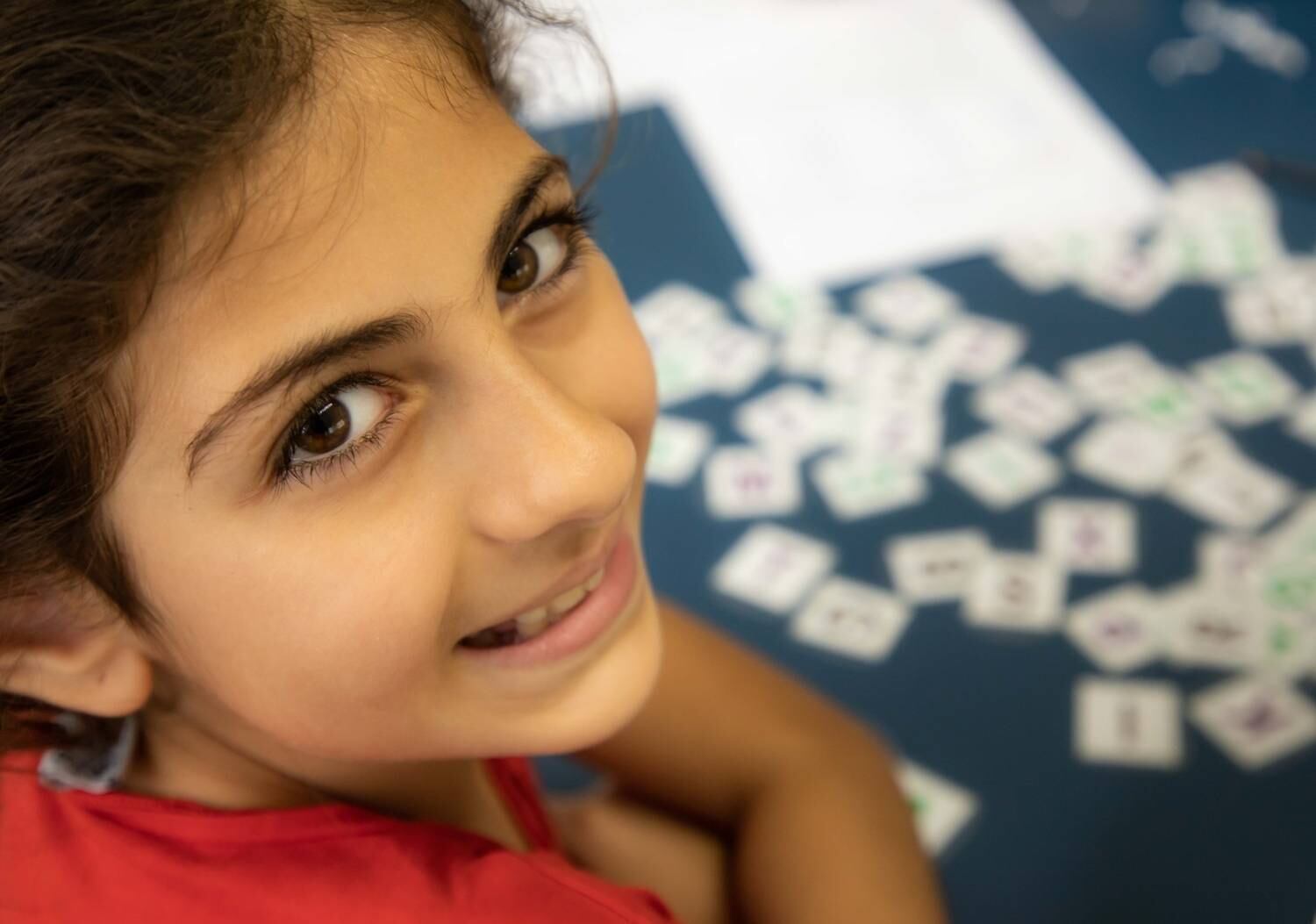 Depois que as dúvidas dos estudantes são sanadas, a educadora propõe jogos e atividades onde eles podem exercitar seus conhecimentos de forma prática. As turmas são mistas e atendem crianças até 13 anos