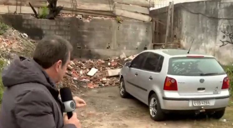 Os criminosos sabiam que Helena estava com Evandro, pois rondavam o restaurante naquela noite e ainda ficaram estacionados em uma rua atrás da casa, esperando o momento exato para agir
