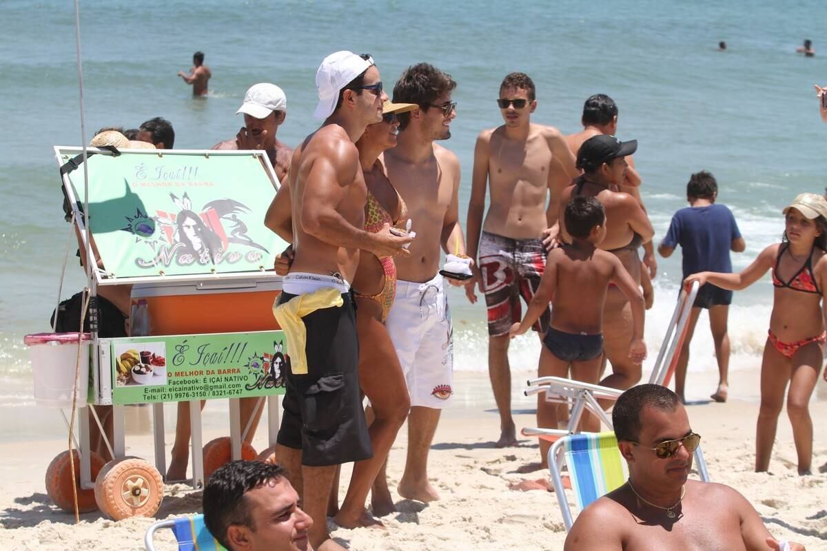 Anderson Di Rizzi e Daniel Rocha são fotografados na praia da Barra, no Rio de Janeiro