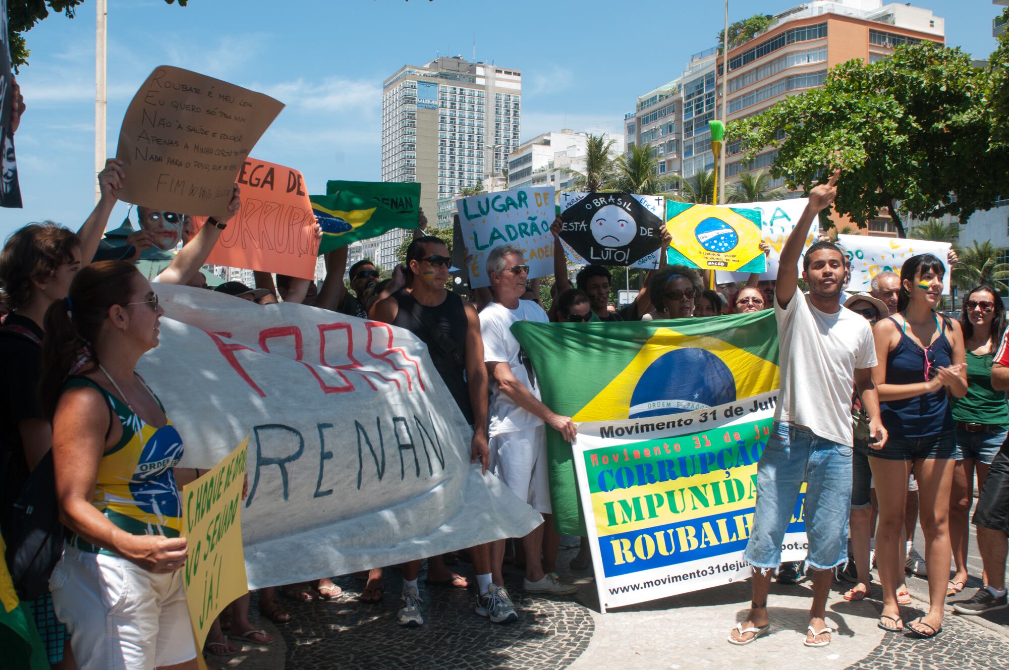 Mais uma manifestação contra o presidente do Senado,
Renan Calheiros (PMDB-AL), aconteceu neste domingo (24) em frente ao posto 4, praia de Copacabana (RJ)