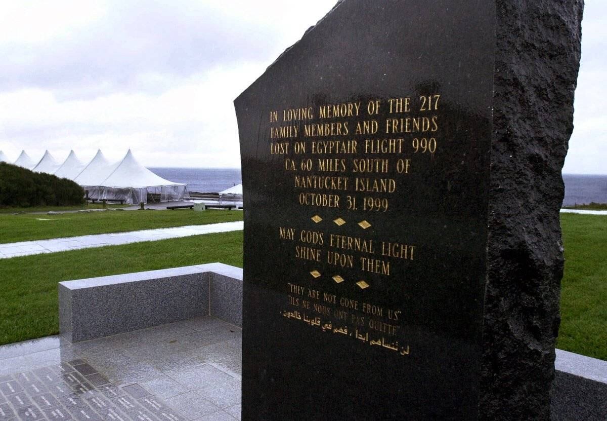 Mais tarde, quando o piloto se levantou para ir ao banheiro, registros
de voo capturaram a voz de Batouty dizendo "eu confio em Deus", pouco antes
de desligar o piloto automático e fazer com que o avião mergulhasse no mar.

O capitão retornou à cabine, mas foi incapaz de puxar o avião para fora do mergulho.

O Conselho Nacional de Segurança dos Transportes dos EUA decidiu que o
acidente foi resultado de ações de Batouty, mas não pôde determinar o motivo
