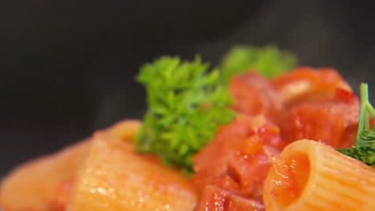 Guardar a comida na geladeira pode influenciar nas calorias do alimento? Segundo especialistas, sim. Produtos como batata, arroz, aveia, mandioca e macarrão possuem amido e quando resfriados, essa baixa temperatura, pode transformar as moléculas em uma versão mais saudável. O Fala Brasil apurou mais detalhes sobre essa prática; confira