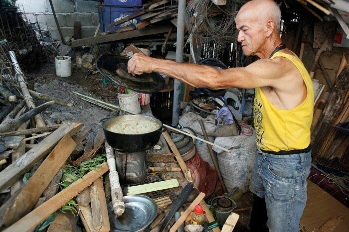 A falta de gás de cozinha na Venezuela fez com que os moradores do país começassem a usar lenha para preparar comida