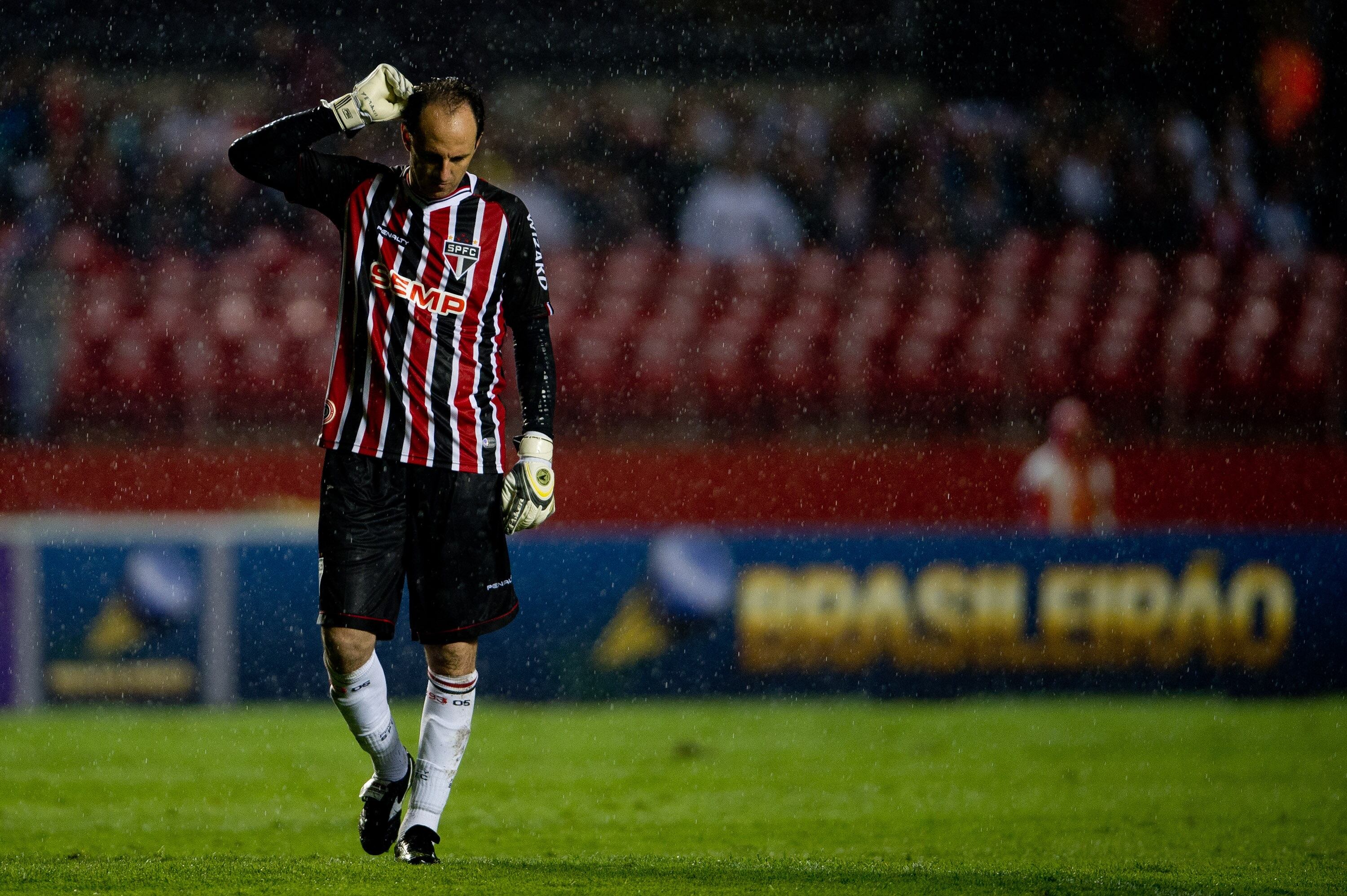Rogério Ceni já fez muito pelo time, mas as falhas dos
últimos meses podem manchar as mais de duas décadas de dedicação ao clube