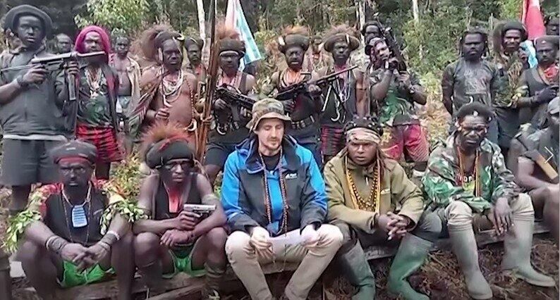 Hoje, o TPNPB postou um vídeo com Mehrtens para reforçar suas exigências. Cercado por diversos rebeldes armados, Philip lê um recado em um papel.