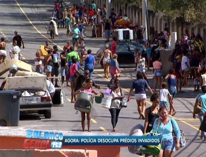 

Famílias que ocupavam o condomínio do programa Minha Casa, Minha
Vida, em Guadalupe, zona norte do Rio, deixaram o local na manhã de
quarta-feira (19) após a chegada de oficiais de Justiça. A reintegração de
posse se deu de forma pacífica. Entre os ocupantes, havia famílias com
crianças, mulheres e idosos. Mas, segundo denúncias, além das famílias, havia
entre os invasores criminosos fortemente armados