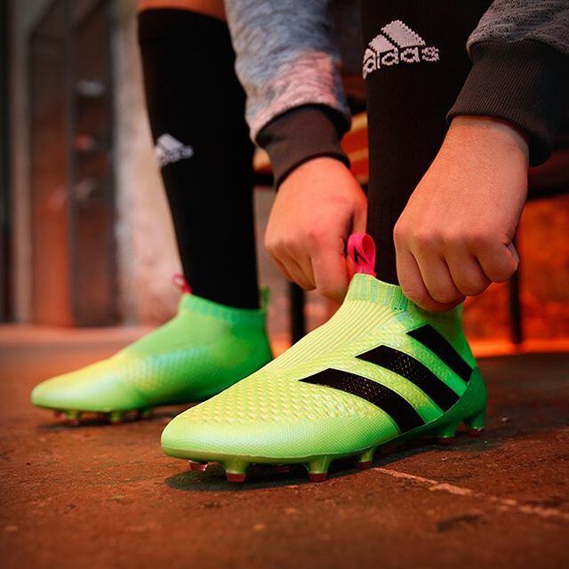 A Adidas, uma das principais marcas de artigos esportivos, inovou mais uma vez e lançou uma chuteira que está dando o que falar nas redes sociais... 

Assista aos programas da Record no R7 Play
