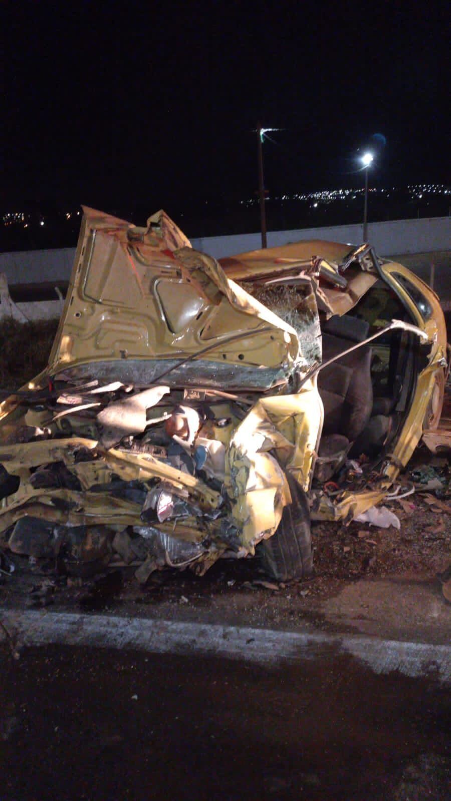 Colisão entre carro e caminhão deixa feridos no DF