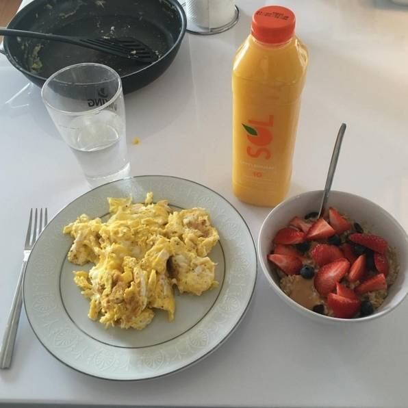 6h50: treino matinal de 30 minutos + toma os suplementos BCCA e Glutamina além de um punhado de amêndoas. 7h30: 8 ovos + 200g de aveia + amoras, morangos e abacateFoto: Reprodução / Instagram