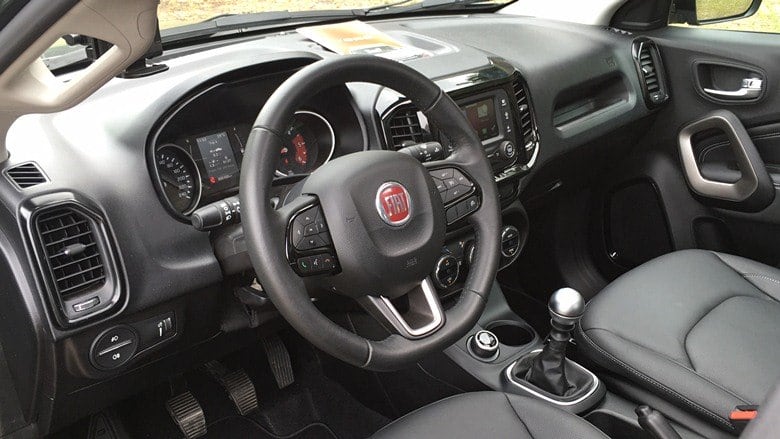 Painel é idêntico ao do Jeep Renegade, com emblemas da Fiat