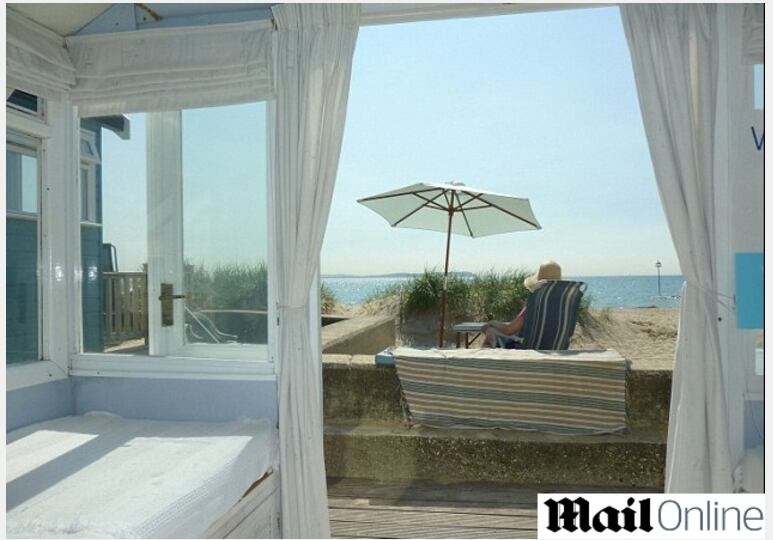 A
cabana não tem água encanada, energia elétrica ou se quer um vaso
sanitário,
mas sua valorização está por conta da paisagem praiana da Ilha de Wight.
O valor paga praticamente a visão maravilhosa do mar