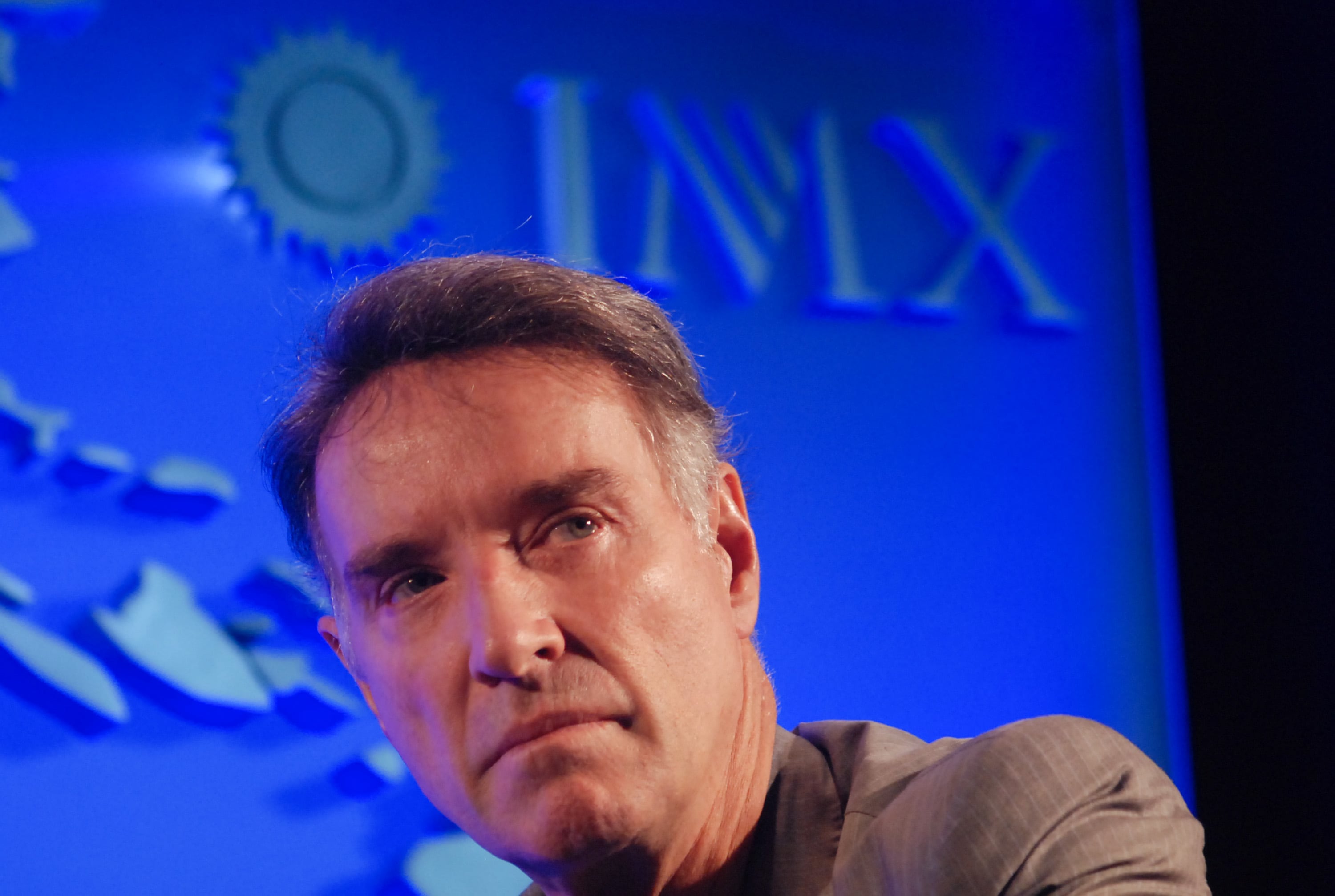 Além de se desfazer do seu porto da MMX, Eike Batista está vendendo ações da empresa de energia MPX. Enquanto isso, a petroleira OGX voltou a cobrar, também nesta semana, recursos no valor de R$ 2 bilhões (R$ 1 bilhão) prometidos pelo empresário. Pois é, a situação dele não está fácil...

