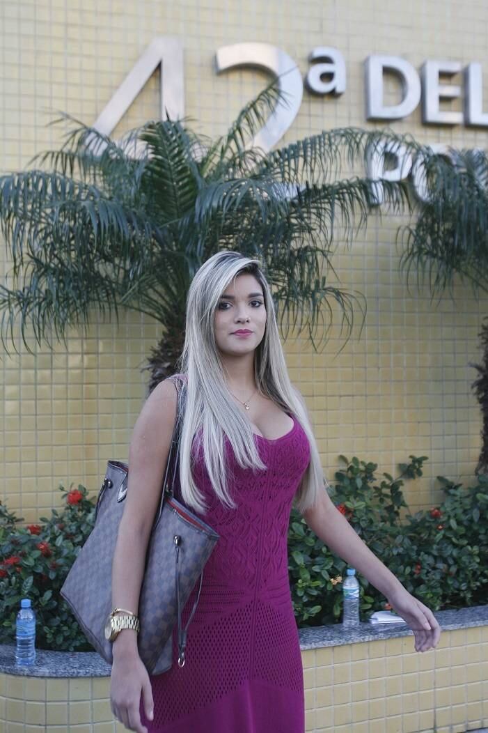 O jogador Bernardo, do Vasco, será indiciado por lesão corporal na Lei Maria da Penha e ameaça contra sua ex-namorada Patrícia Mello, segundo informou nesta quinta-feira (18) a delegada Adriana Belém, da 42ª DP (Recreio). Patrícia prestou depoimento hoje na delegacia da zona oeste do Rio (foto). De acordo com Adriana, a Polícia Civil também vai indiciá-lo pelo crime de injúria em razão do vazamento de um vídeo íntimo do casal