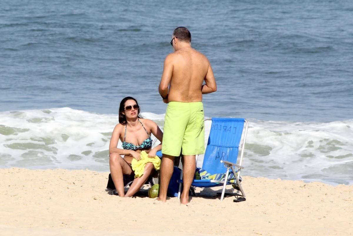 Patrícia Poeta tira o dia para reforçar o bronzeado em praia do Rio