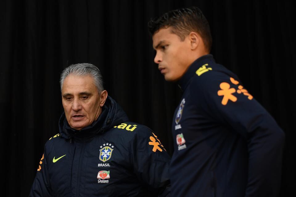 Tite e Thiago Silva tomam a frente quando a seleção enfrenta problemas emocionais. Como os cortes de hoje