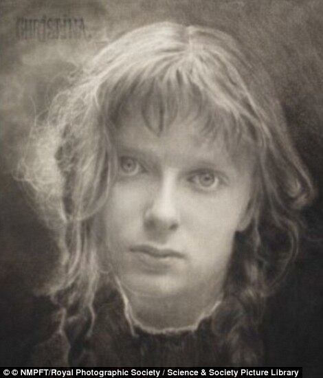 Somente agora os historiadores decifraram a identidade e a vida da garota que ficou eternamente conhecida como a misteriosa "Dama de Vermelho", por causa da cor dos trajes, eternizada nas imagens. As informações são do Daily Mail