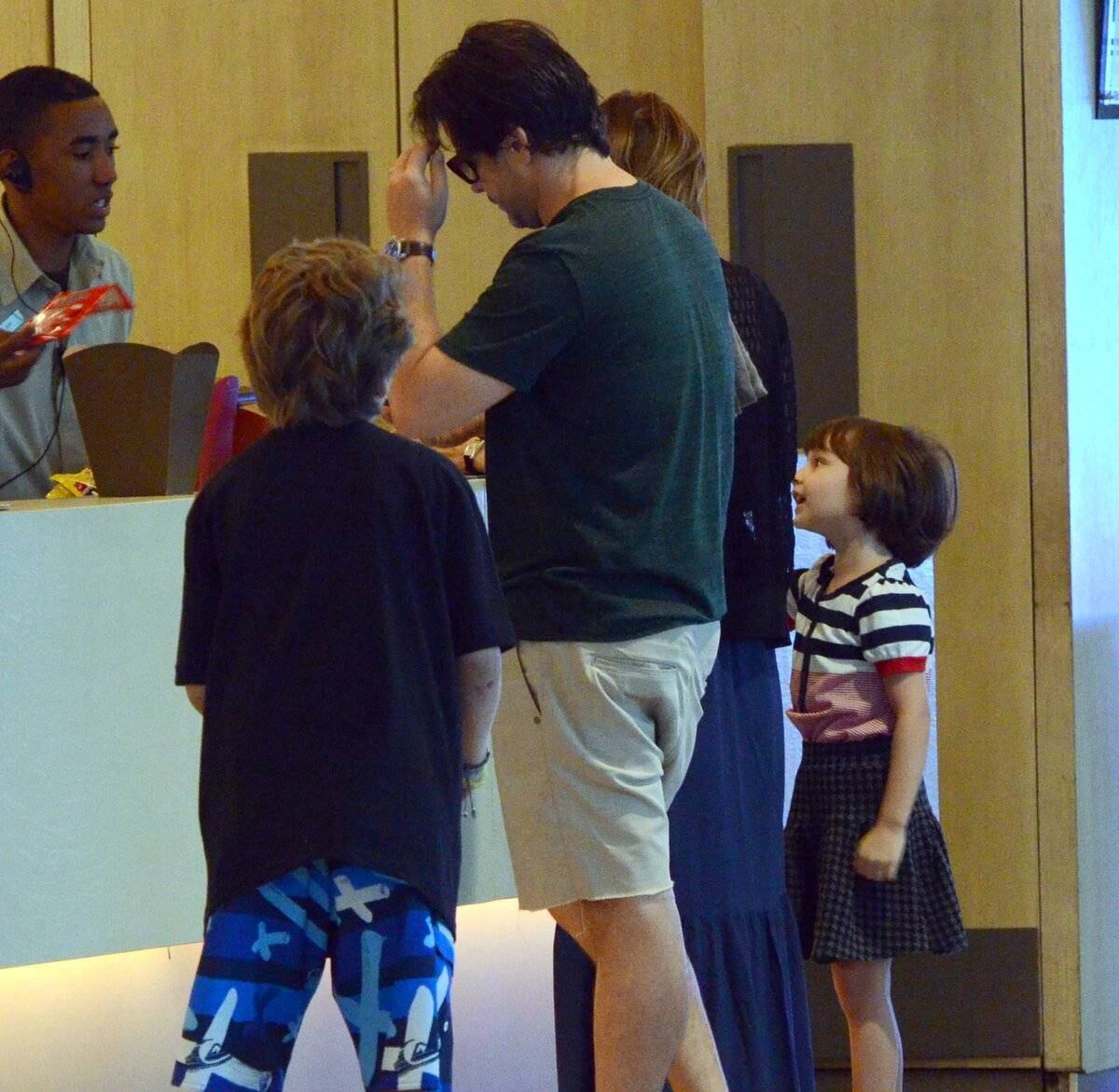 Débora Falabella e Murilo Benício vão ao cinema com os filhos