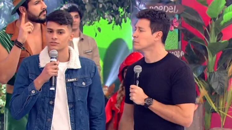 Caique tentou fazer uns golpes de luta no palco, mas não mandou muito bem. Depois disso, ele quis melhorar as coisas com uma cantada sobre matemática e desagradou as meninas ao dizer que daria conta de todas elas