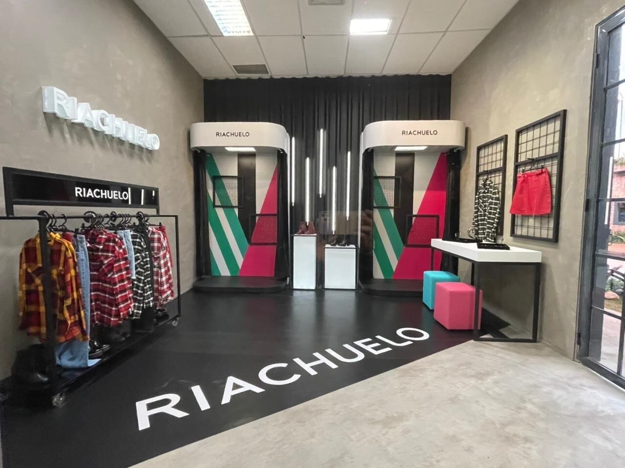 Eles conheceram o espaço do Closet Riachuelo, montado em um anexo dentro
do reality, e puderam conferir os looks do Arraiá do Power Couple