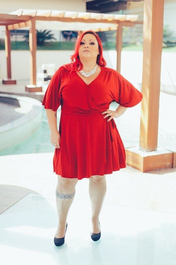 Ela chama a atenção por onde passa pelos piercings, tatuagens e cabelos tingidos na cor pink