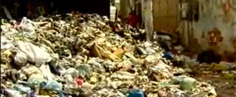 Carga de lixo espalhada na pista