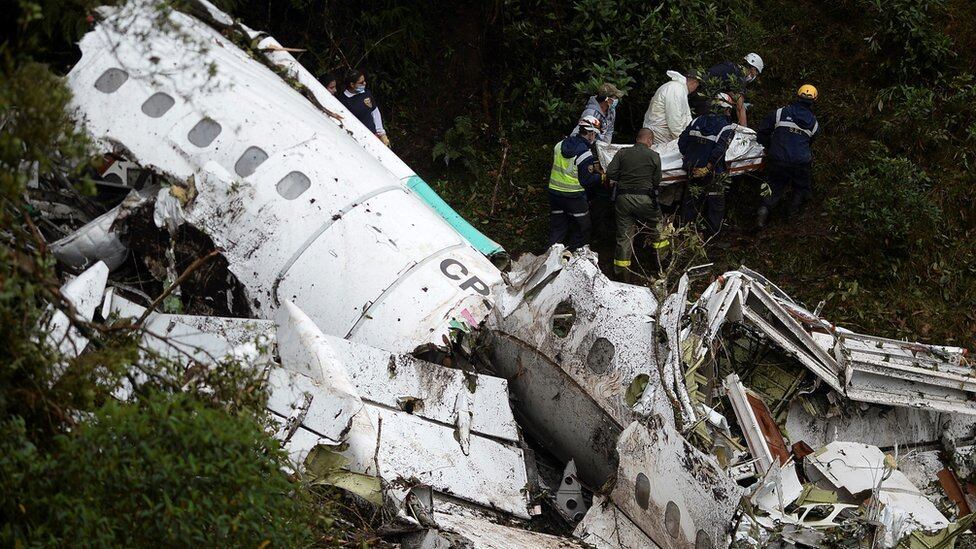 Destroços do avião da Chapecoense que caiu na Colômbia