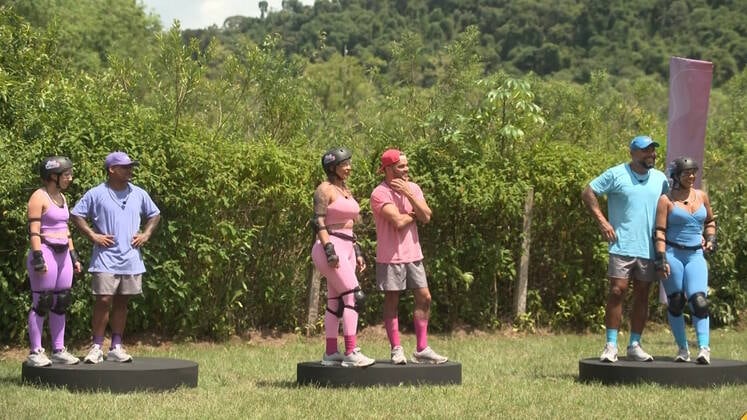 Adrenalina pura! No segundo desafio, as esposas ficaram penduradas no alto por cabos, enquanto os maridos, no solo, respondiam perguntas sobre o relacionamento. Durante a prova, os casais não podiam se comunicar. Se o companheiro acertasse, ela ficava parada, mas, se errassem, caíam em ‘queda-livre’ na gosma