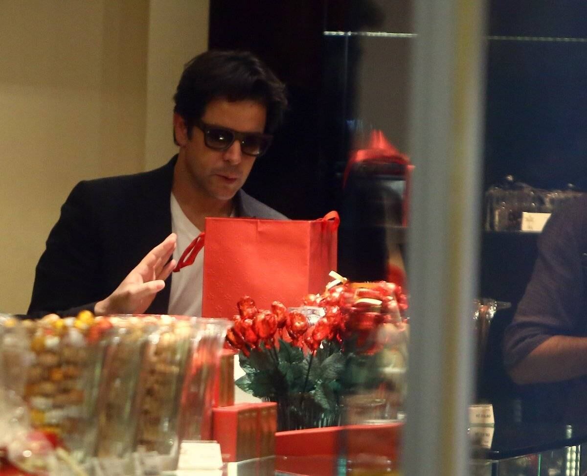 

Murilo Benício foi fotografado em uma
loja de chocolates no shopping Village Mall, na Barra da Tijuca, Rio de
Janeiro, na última terça-feira (15). O ator estava sozinho o que aumentam os
rumores de que o namoro entre ele e a atriz Débora Falabella esteja em crise.
Segundo  a colunista do R7 Fabíola
Reipert, o casal não fala mais a mesma língua

