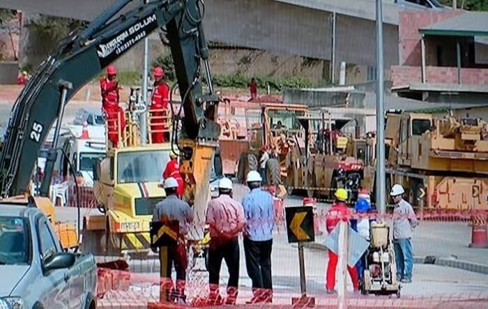 Operários trabalham na retirada dos escombros da avenida