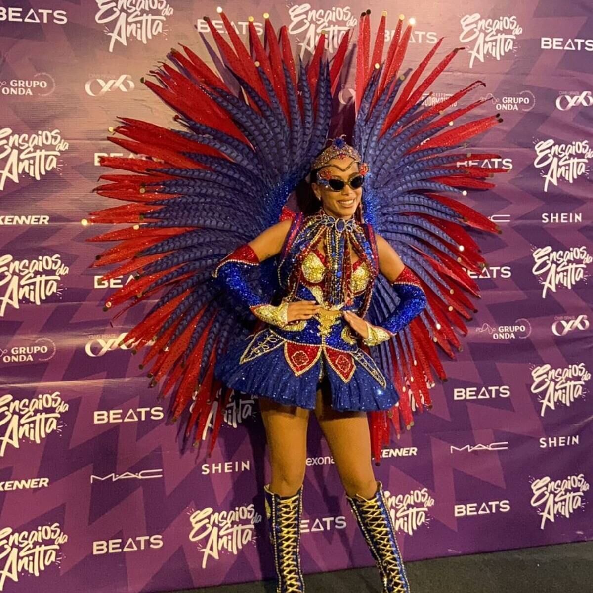 VÍDEO: Anitta usa roupa com cores de estádio do Paraná Clube em show de Curitiba