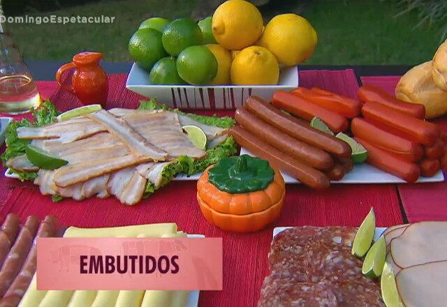 De forma moderada, esses alimentos podem ser consumidos tranquilamente. "A OMS preconiza que seja consumido até 50g desse alimento diariamente, que equivale a três fatias de presunto, por exemplo, ou uma salsicha", diz Adriana.