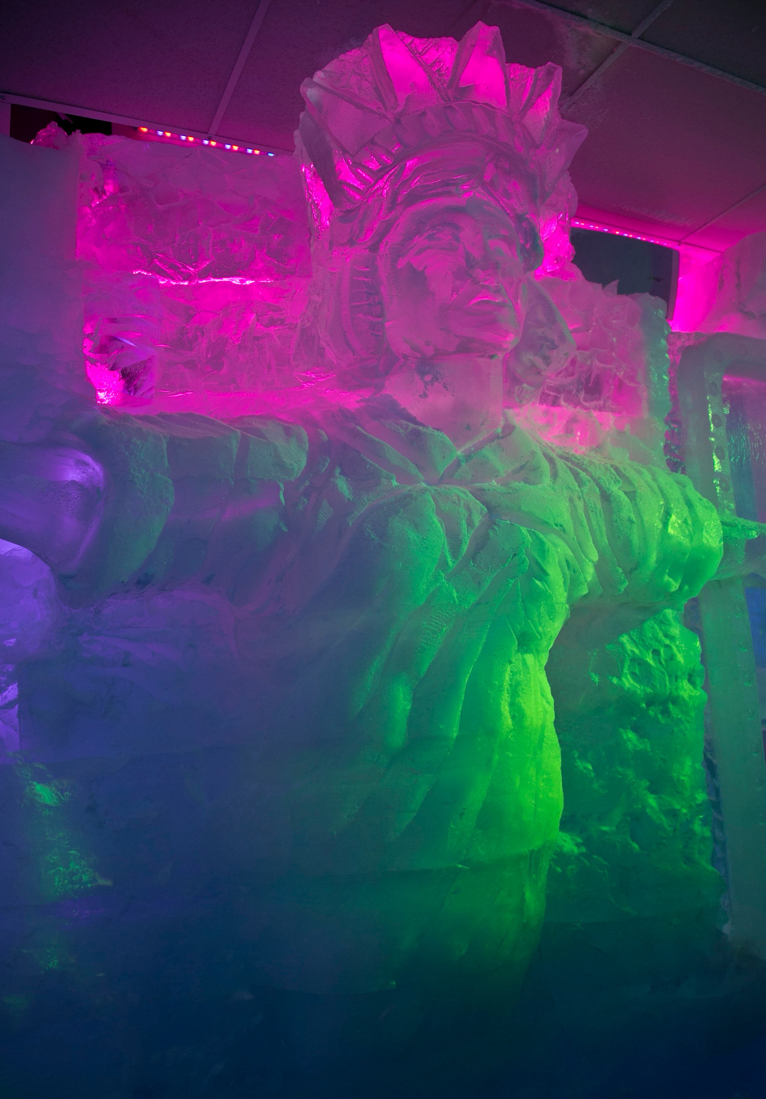 É possível se refrescar e admirar as várias esculturas de gelo, que representam desde o Central Park até a Estátua da Liberdade