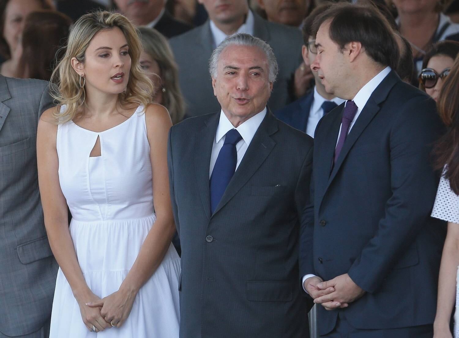 Temer ao lado da mulher e do presidente da Câmara, Rodrigo Maia