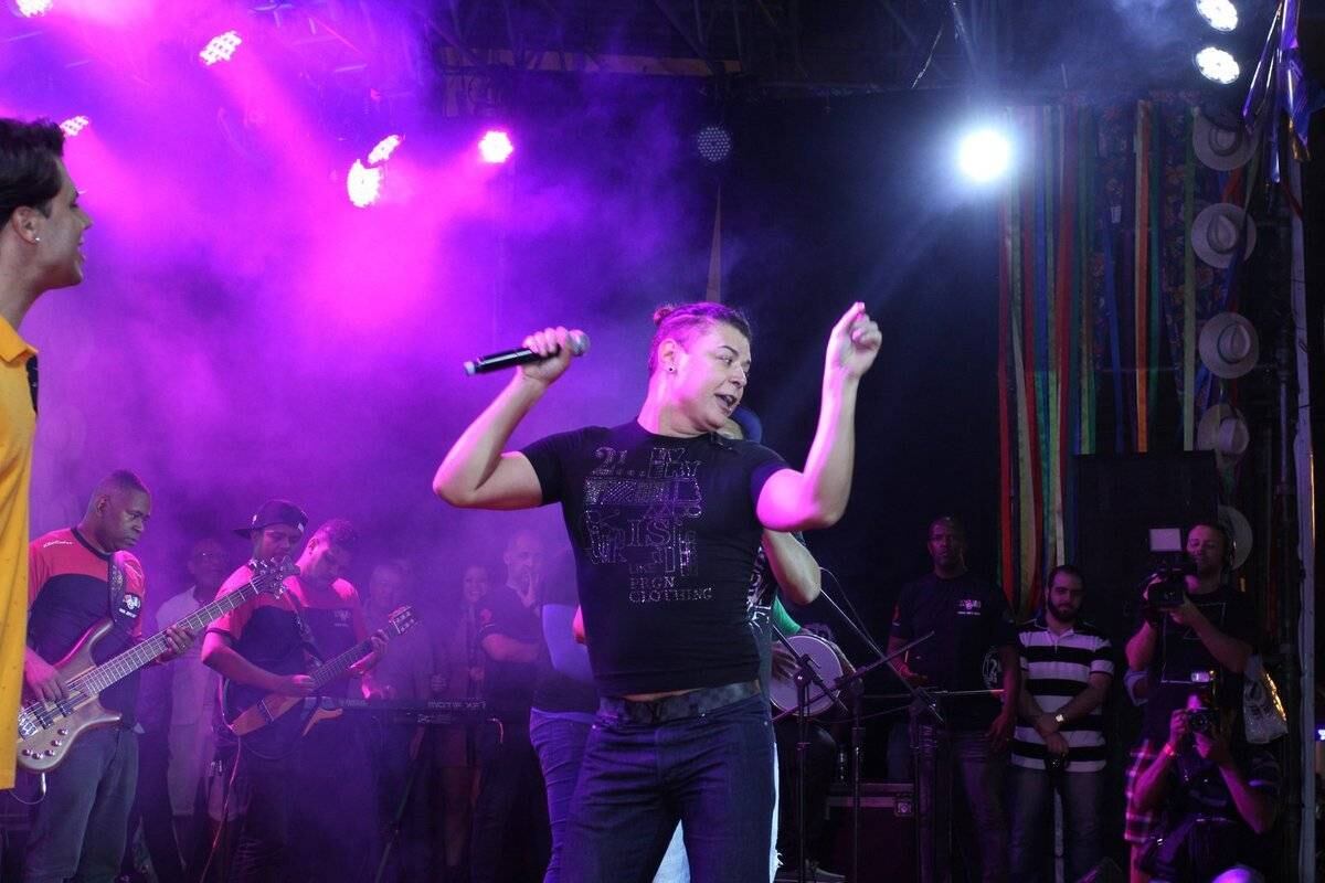David sambou junto com o grupo Molejo