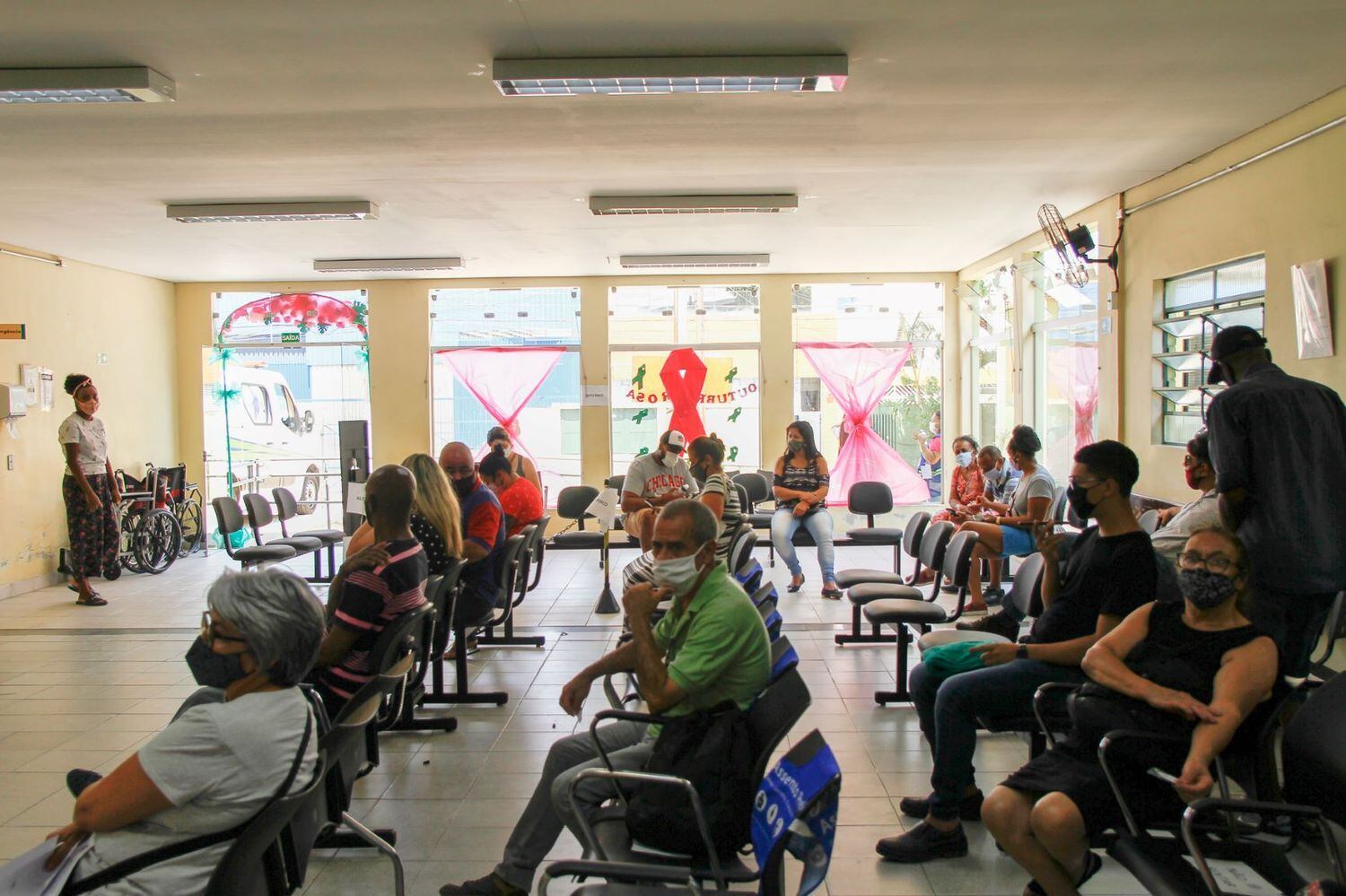 Movimento na sala de vacinação na UBS Vila Barbosa, zona norte de São Paulo