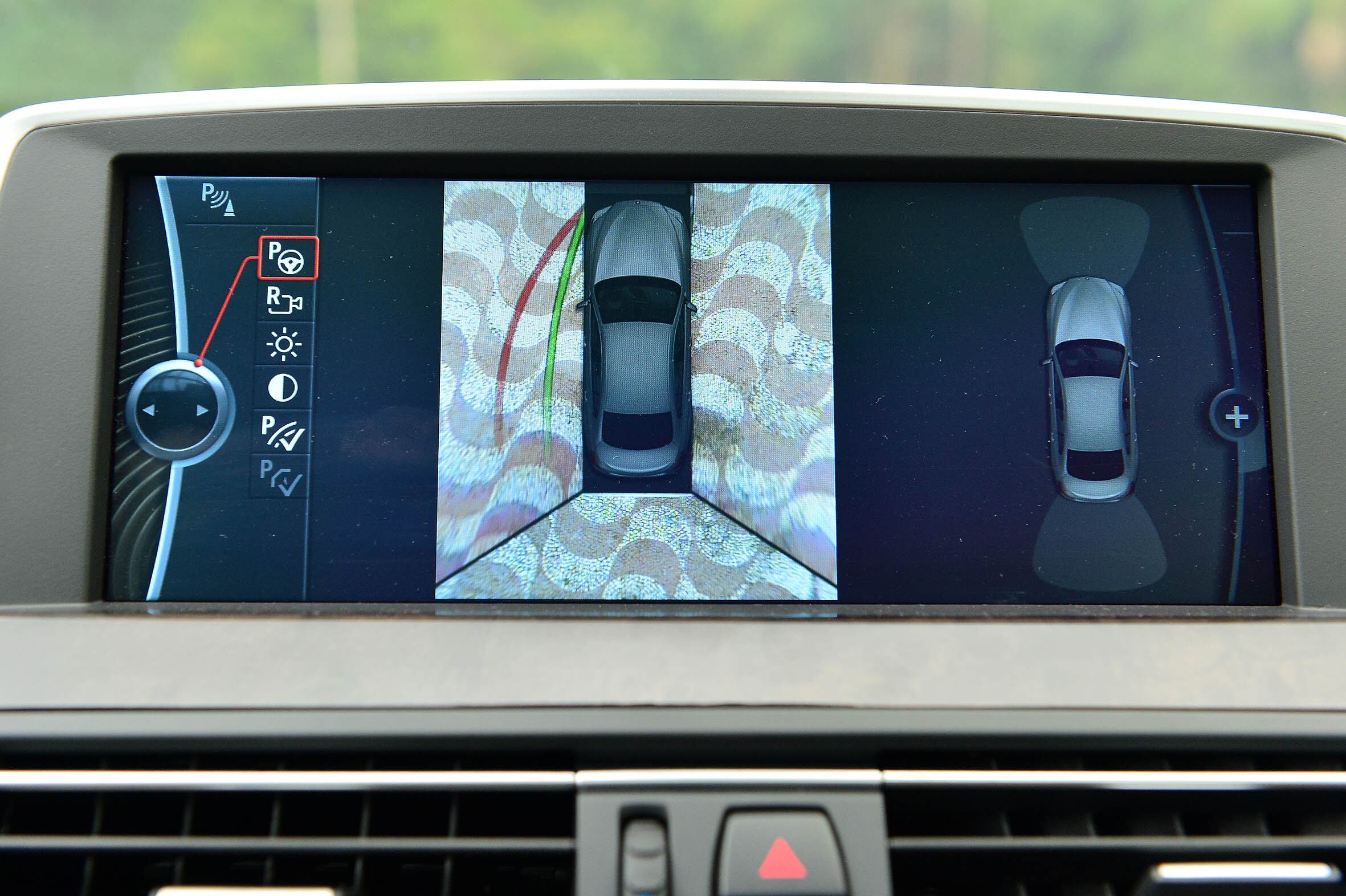 Outra opção é o Top View, que mostra imagens ao redor do carro, dando uma visão de quase 360º