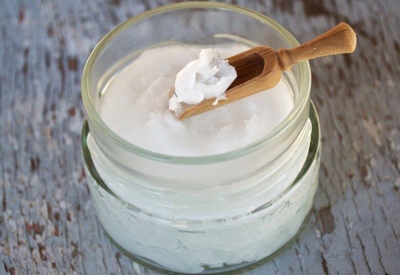 A epidemiologista alemã Karin Michel, que também é pesquisadora da escola de saúde pública da Universidade de Harvard, chamou o óleo de coco de "veneno puro" e criticou a onda de superalimentos que prometem curas mágicas