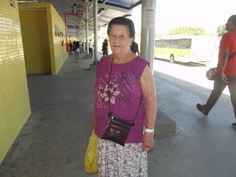 
A aposentada Maria José Souza Viana, de 78 anos, encarou os degraus da escada parada. Aos poucos, e se segurando no corrimão para não cair, ela conseguiu alcançar o terminal para pegar o ônibus do Move.



—É
muito difícil, se não tiver onde segurar, eu caio. Tenho 78 anos,
as pernas já não ajudam, mas a gente vai empurrando

